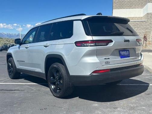 Silver Zynith 2023 Jeep Grand Cherokee LAREDO