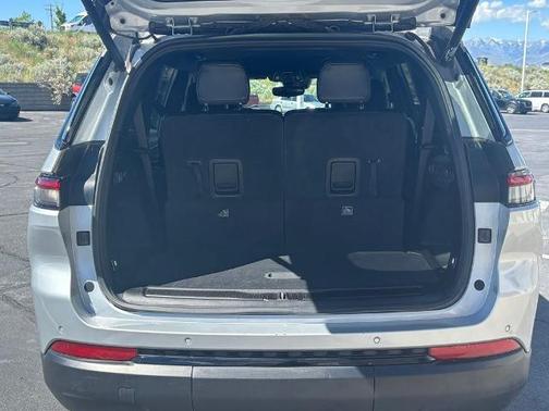 Silver Zynith 2023 Jeep Grand Cherokee LAREDO