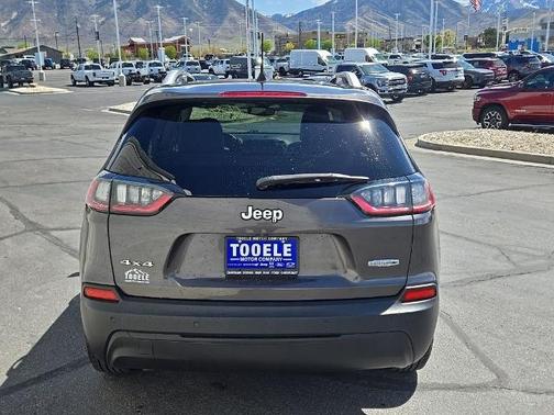 Granite Crystal Clearcoat Metallic 2021 Jeep Cherokee LATITUDE PLUS