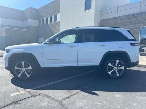 Bright White Clearcoat 2023 Jeep Grand Cherokee LIMITED