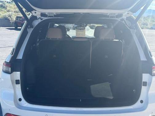 Bright White Clearcoat 2023 Jeep Grand Cherokee LIMITED