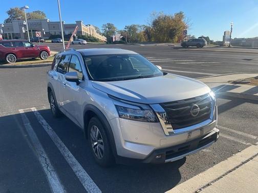 2023 Nissan Pathfinder SL