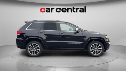 Diamond Black Crystal Pearlcoat 2018 Jeep Grand Cherokee Overland