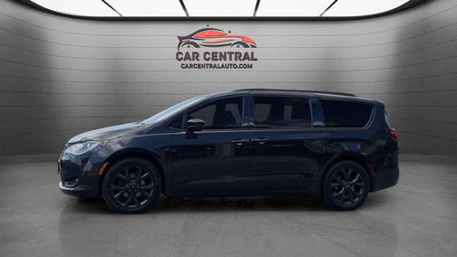 Brilliant Black Crystal Pearlcoat 2018 Chrysler Pacifica Touring-L Plus