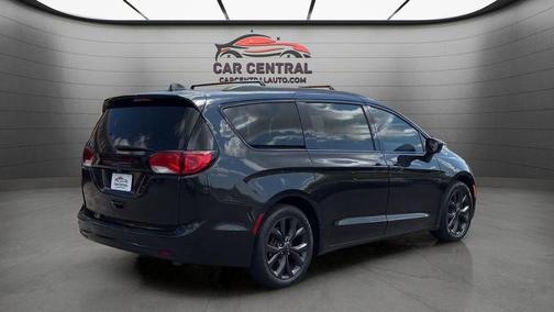 Brilliant Black Crystal Pearlcoat 2018 Chrysler Pacifica Touring-L Plus