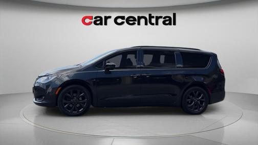 Brilliant Black Crystal Pearlcoat 2018 Chrysler Pacifica Touring-L Plus
