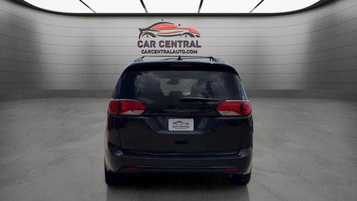 Brilliant Black Crystal Pearlcoat 2018 Chrysler Pacifica Touring-L Plus