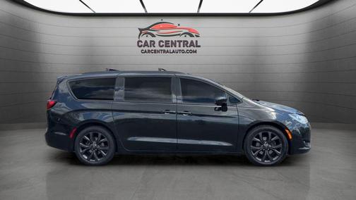 Brilliant Black Crystal Pearlcoat 2018 Chrysler Pacifica Touring-L Plus