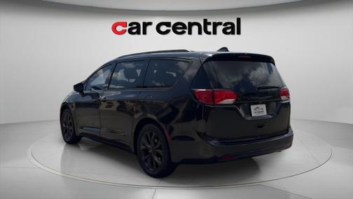 Brilliant Black Crystal Pearlcoat 2018 Chrysler Pacifica Touring-L Plus