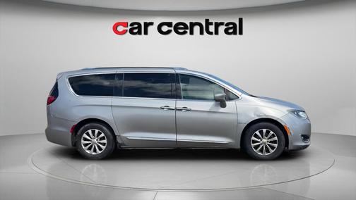 Billet Silver Metallic Clearcoat 2019 Chrysler Pacifica Touring L