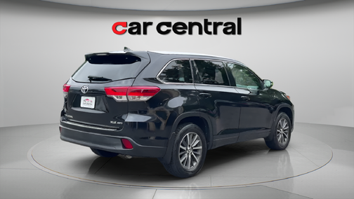 Midnight Black Metallic 2018 Toyota Highlander XLE
