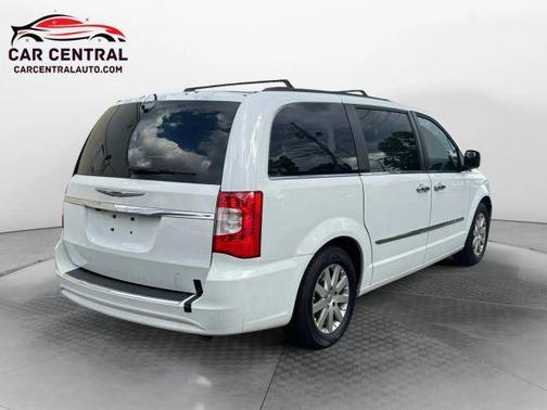 2016 Chrysler Town & Country Touring