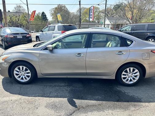 Gold 2013 Nissan Altima SE