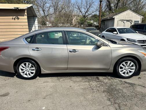Gold 2013 Nissan Altima SE