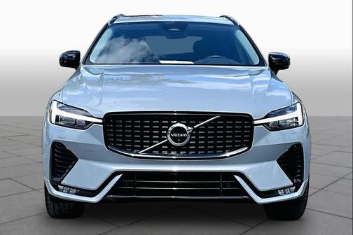 Vapour Grey Metallic 2025 Volvo XC60 B5 Plus