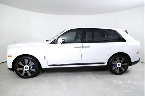 Arctic White 2023 Rolls-Royce Cullinan SUV