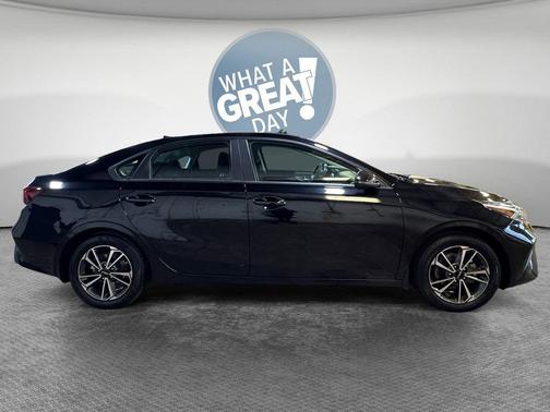 Aurora Black 2023 Kia Forte LXS