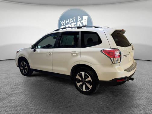 Crystal White Pearl 2018 Subaru Forester 2.5i Premium