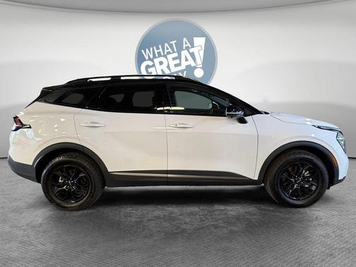 Glacier White Pearl/Ebony Black Roof 2024 Kia Sportage S