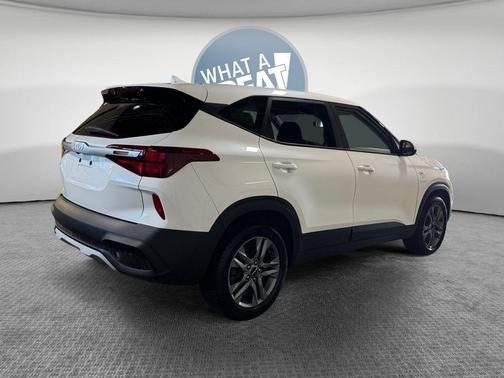 Snow White Pearl 2023 Kia Seltos LX
