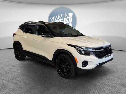 Clear White/Black Roof 2024 Kia Seltos X-Line