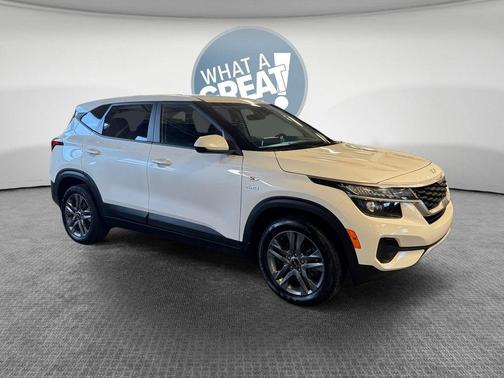 Snow White Pearl 2023 Kia Seltos LX