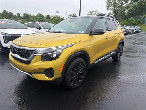 Starbright Yellow/Black Roof 2022 Kia Seltos Nightfall Edition