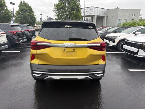 Starbright Yellow/Black Roof 2022 Kia Seltos Nightfall Edition