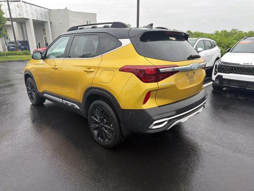 Starbright Yellow/Black Roof 2022 Kia Seltos Nightfall Edition