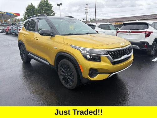 Starbright Yellow/Black Roof 2022 Kia Seltos Nightfall Edition