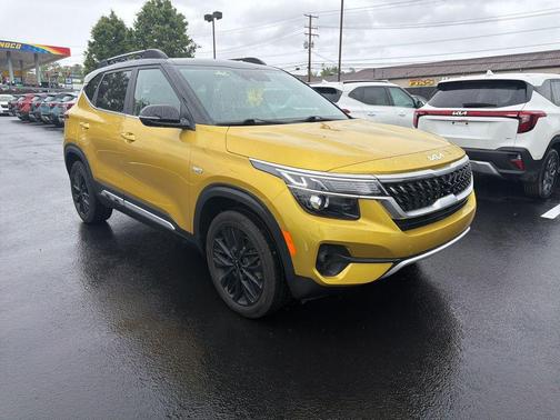 Starbright Yellow/Black Roof 2022 Kia Seltos Nightfall Edition