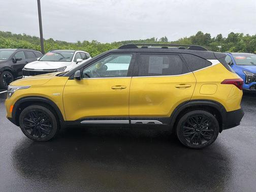 Starbright Yellow/Black Roof 2022 Kia Seltos Nightfall Edition