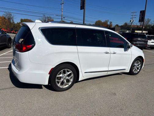 Bright White Clearcoat 2020 Chrysler Pacifica Limited