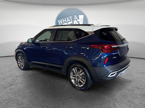 Dark Ocean Blue/White Roof 2023 Kia Seltos S
