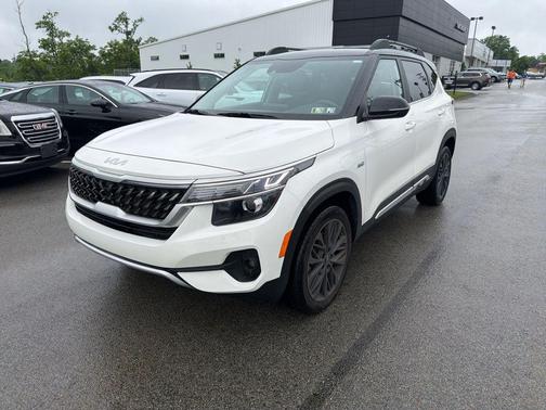 Clear White/Black Roof 2022 Kia Seltos Nightfall Edition