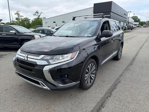 Labrador Black Metallic 2020 Mitsubishi Outlander ES S-AWC