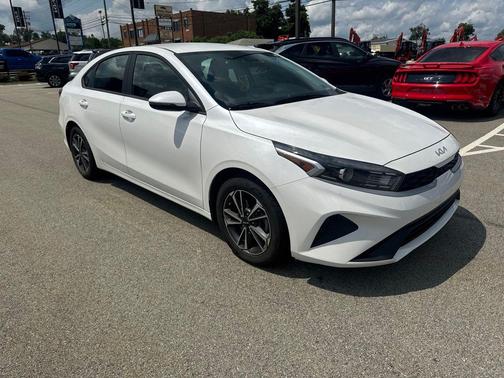 Snow White Pearl 2023 Kia Forte LXS