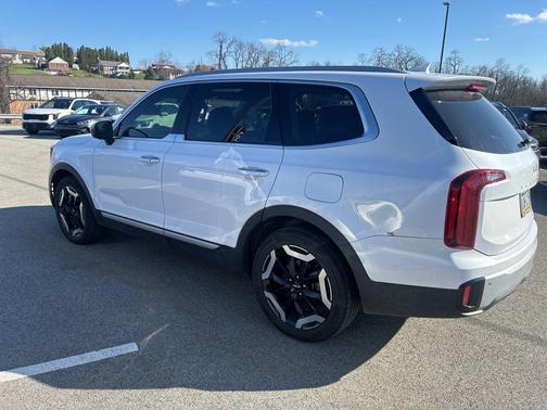 Glacial White Pearl 2024 Kia Telluride S