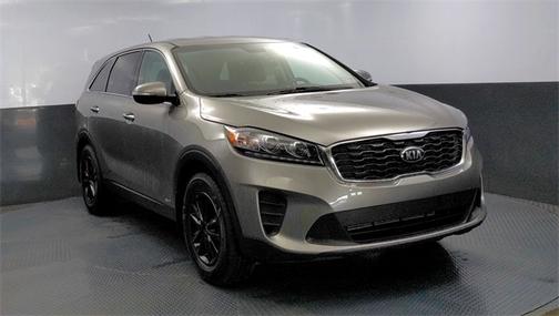Photo 2 of 3 of 2019 Kia Sorento LX