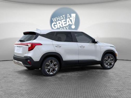 Snow White Pearl 2026 Kia Seltos LX