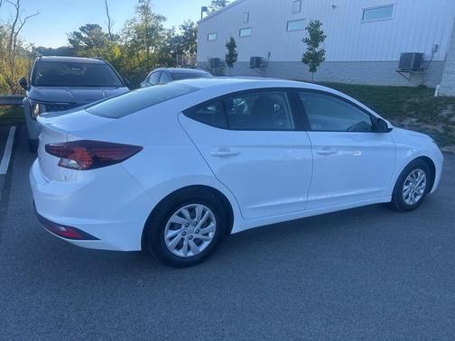 2019 Hyundai ELANTRA SE