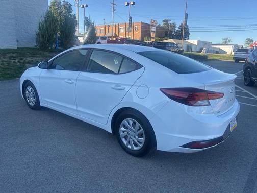 2019 Hyundai ELANTRA SE