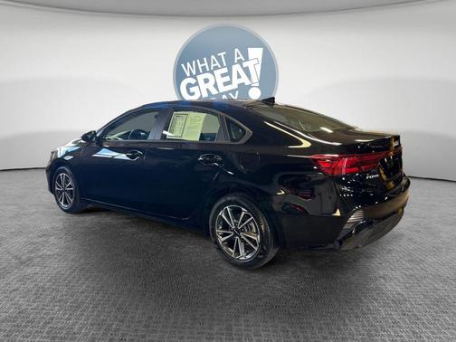 Aurora Black 2024 Kia Forte LXS