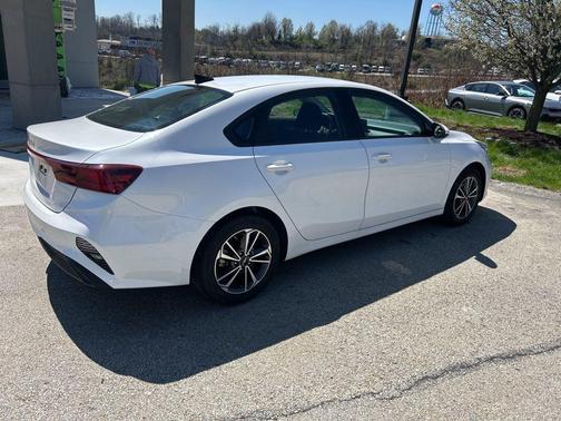 Snow White Pearl 2024 Kia Forte LXS