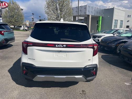 Snow White Pearl 2024 Kia Seltos S