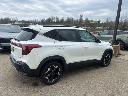 Snow White Pearl 2024 Kia Seltos EX