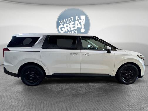 Snow White Pearl 2026 Kia Carnival LXS