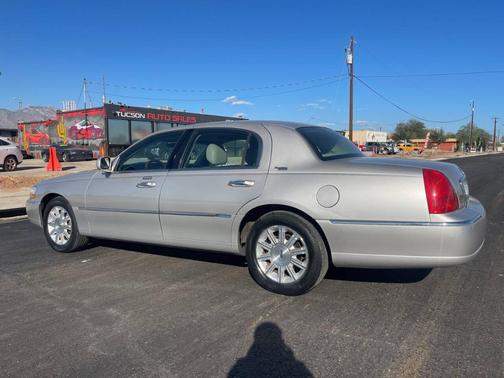 2010 Lincoln Town Car Signature Limited