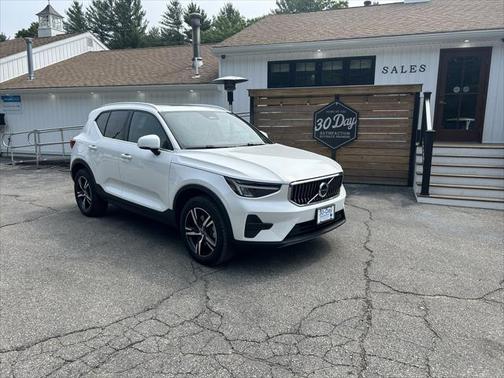2025 Volvo XC40 B5 Core Bright Theme