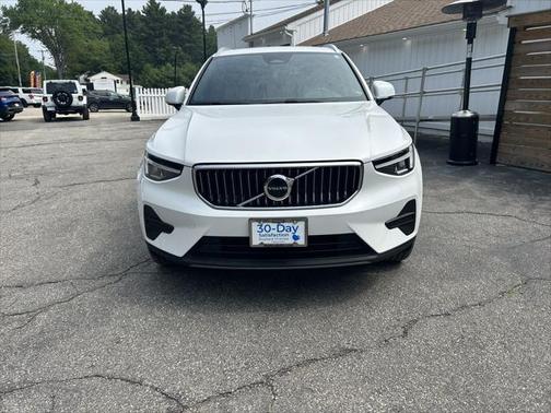 2025 Volvo XC40 B5 Core Bright Theme